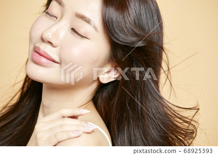 美麗的花朵在綠色背景上 美麗的花朵在綠色背景上 68925393