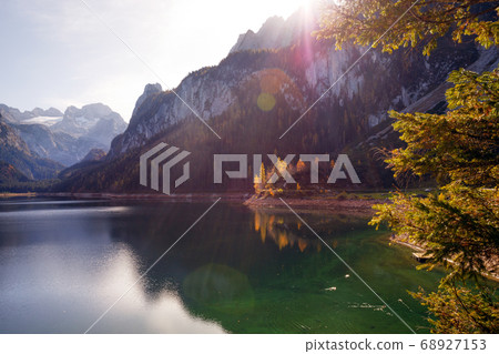 beautiful mountain lake 68927153