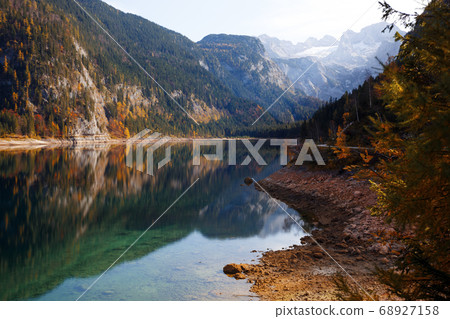 beautiful mountain lake 68927158