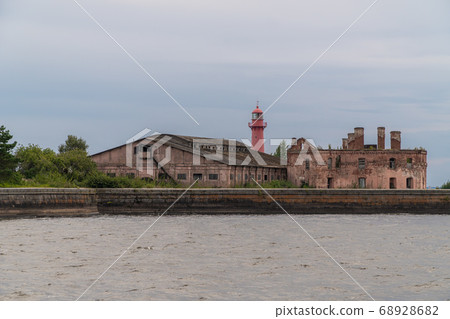 Russia. Saint-Petersburg. Kronshlot Fort-a monument of history and architecture of the XVIII century, located along the fairway of the southern Bank of Kronshtadt. 68928682