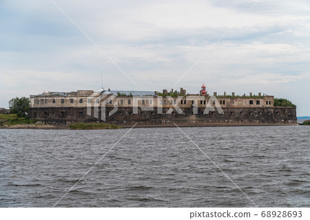 Russia. Saint-Petersburg. Kronshlot Fort-a monument of history and architecture of the XVIII century, located along the fairway of the southern Bank of Kronshtadt. 68928693