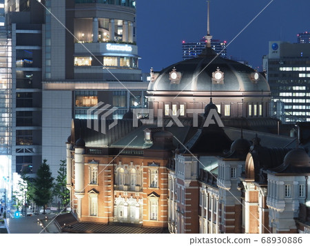 Tokyo station night view station building up Tokyo station night view station building up 68930886