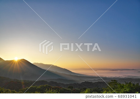 [Hiruzen Kogen from Onijodai Observatory] (Sunrise at Sea of Clouds) Ofu, Kofu-cho, Hino-gun, Tottori Prefecture 68931041