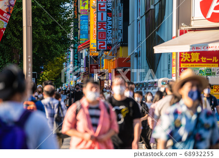 日本的東京城市景觀人們在炎熱的天氣和女僕們的面具下行走= 8月21日，東京秋葉原 68932255