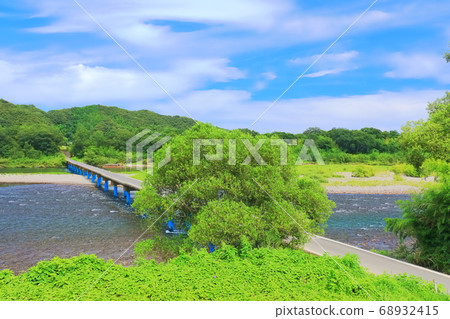 [Kochi Prefecture] Sada settlement bridge (Shimanto River) under clear weather 68932415