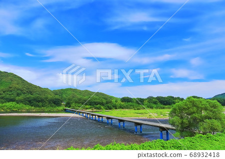 [Kochi Prefecture] Sada settlement bridge (Shimanto River) under clear weather 68932418