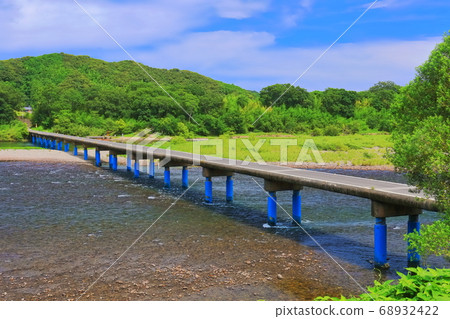 [Kochi Prefecture] Sada settlement bridge (Shimanto River) under clear weather 68932422
