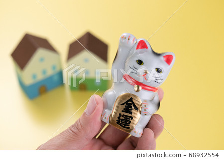 Maneki Neko(運氣)和住房形象照片 Maneki Neko(運氣)和住房形象照片 68932554