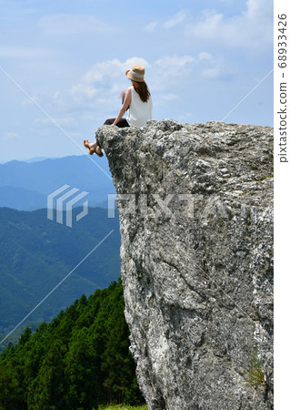 夏季生石高原，值得發 Instagram 的火石，坐在懸崖上的女人 68933426