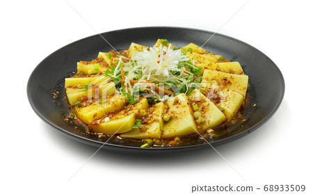 Chinese Jelly Pea Noodles (Liangfen) with Sauce 68933509