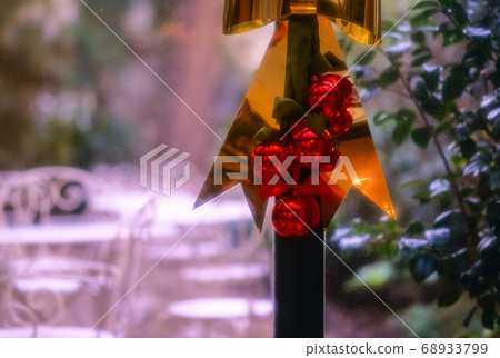 咖啡館的聖誕裝飾品 68933799