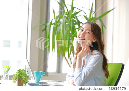 遠程辦公女人帶著柔和的微笑 68934279
