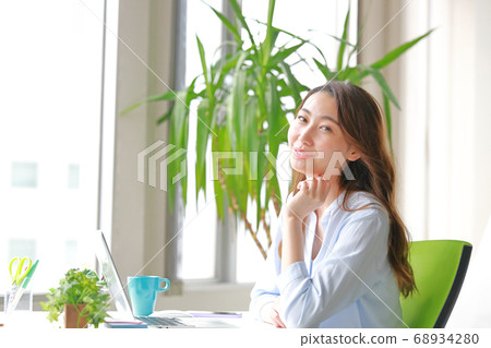 一位遙遠的女人微笑著害羞 68934280