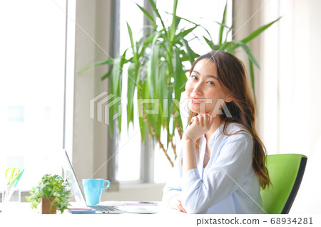遠程辦公女人帶著淡淡的微笑 68934281