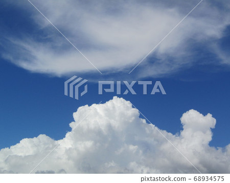 卷雲層雲和積雨云無危險藍天。上下有云，中間有藍天。 68934575