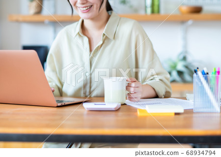 Young woman teleworking 68934794