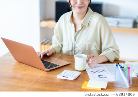 遠程辦公的年輕女子 遠程辦公的年輕女子 68934809