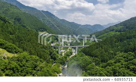 Loop bridge seen from Takizawa dam (Raiden Rokurobuki Bridge) / Chichibu City, Saitama Prefecture 68935715