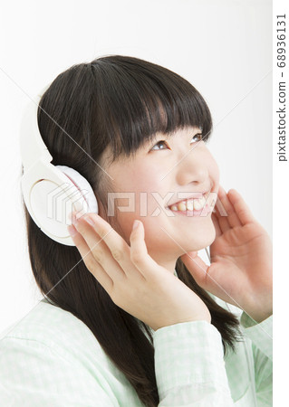 在耳機上聽音樂的女孩 68936131