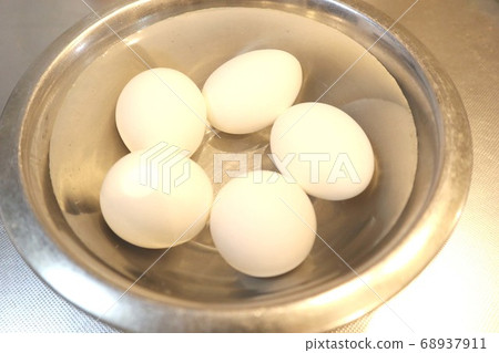 Boil freshly boiled eggs in water Boil freshly boiled eggs in water 68937911
