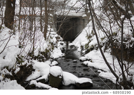 在白雪皚皚的橋下 68938190