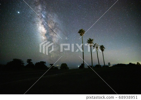 << Miyazaki Prefecture Toi Misaki >> Palm trees and summer Milky Way of Toi Misaki << Miyazaki Prefecture Toi Misaki >> Palm trees and summer Milky Way of Toi Misaki 68938951