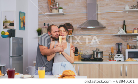 Song on wooden spoon 68940101