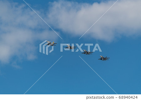 F / A-18大黃蜂編隊在訓練後返回（美國海軍陸戰隊岩國空軍基地） 68940424