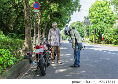 Bike life troubles between riders 68941834