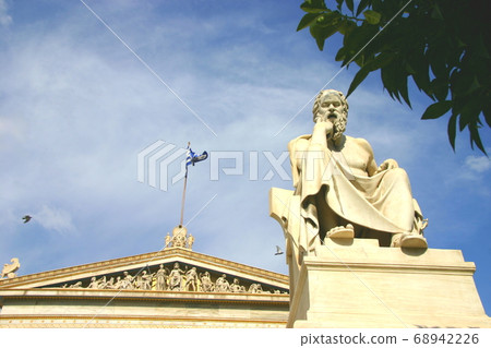 站在雅典學院前面的哲學家蘇格拉底雕像 68942226