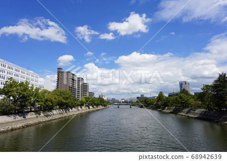 平靜的夏日廣島市的風景（和平公園西側） 68942639