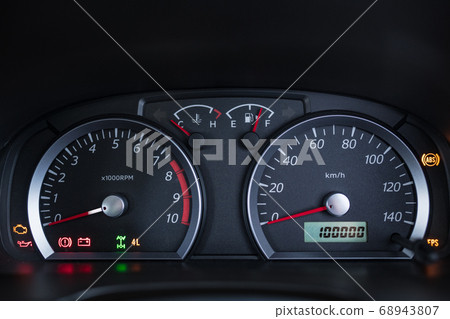 汽車里程顯示100,000公里里程表 68943807