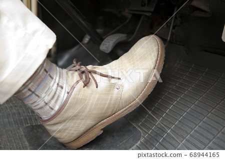 Car accelerator 68944165