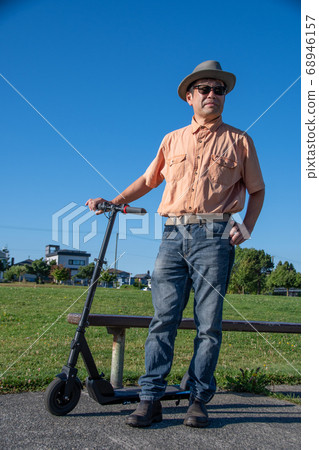 中年男子站在電動滑板車溫哥華不列顛哥倫比亞省加拿大 68946157