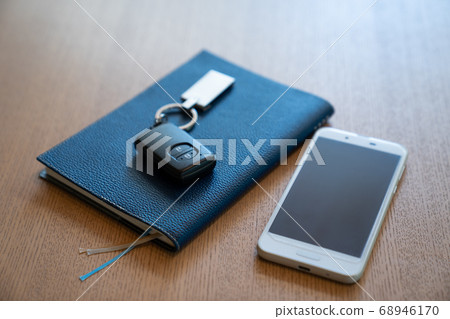 車鑰匙,智能手機和時間表 車鑰匙,智能手機和時間表 68946170