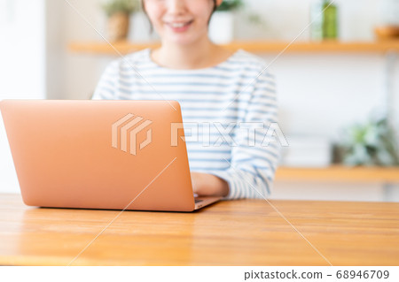 使用一台個人計算機的年輕女子 68946709