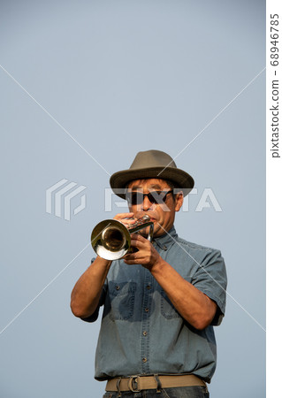亞洲男子戴著太陽鏡吹喇叭上身溫哥華英國 68946785