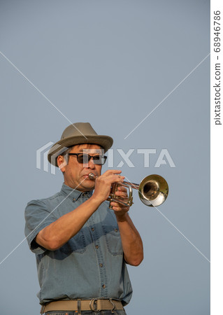 亞洲男子戴著太陽鏡吹喇叭上身溫哥華英國 68946786