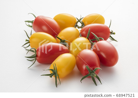 Delicious ripe cherry tomato Aiko 68947521