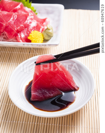 Tuna sashimi 68947619