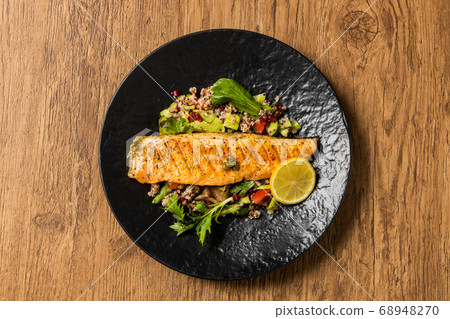 鐵鍋的鮭魚排(藜麥) 鐵鍋的鮭魚排(藜麥) 68948270