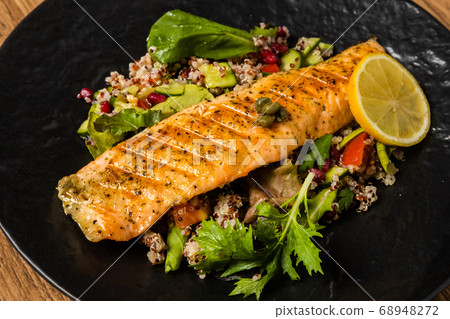 Salmon steak of the iron pan (with quinoa) 68948272