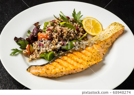Salmon steak of the iron pan (with quinoa) 68948274