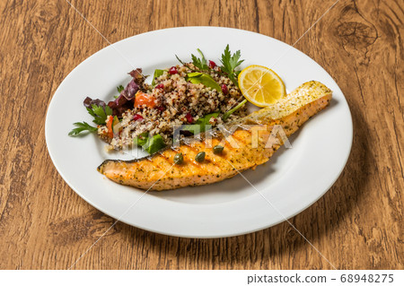 Salmon steak of the iron pan (with quinoa) Salmon steak of the iron pan (with quinoa) 68948275