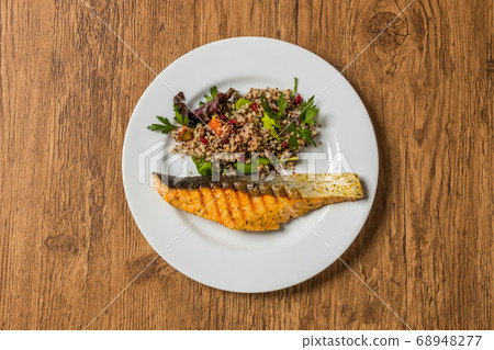 Salmon steak of the iron pan (with quinoa) 68948277