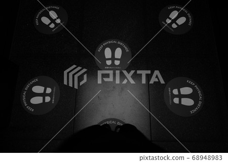 保持電梯上的KEEP PHYSICAL DISTANCE標籤 保持電梯上的KEEP PHYSICAL DISTANCE標籤 68948983