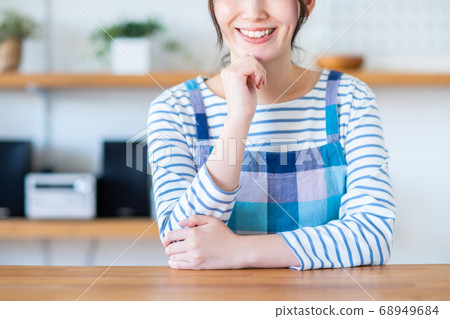 家庭主婦帶著微笑思考 68949684