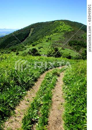 Kuju Hikarishi mountain climbing trekking course to enjoy the view of Kuju mountain range and Aso Godake 68949901