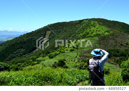 Kuju Hikarishi mountain climbing trekking course to enjoy the view of Kuju mountain range and Aso Godake 68950527
