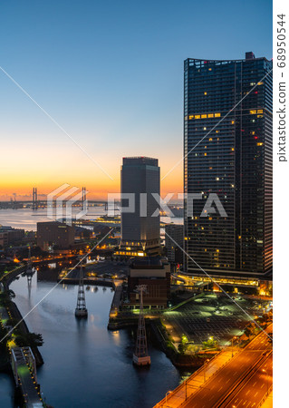 [Kanagawa] Minatomirai in the morning glow (August) 68950544